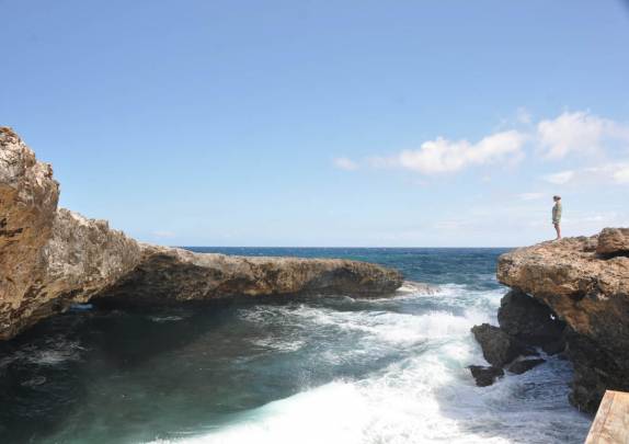 Observando o mar em parque no norte de Curaçao